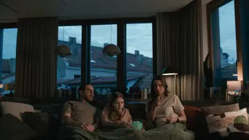Backdrop to the movie "How to Divorce During the War" #544155