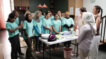 Backdrop to the movie "Maids to Order" #1649416
