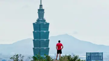 Backdrop to the movie "Skyscraper Live" #916290