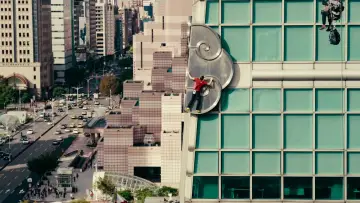 Backdrop to the movie "Skyscraper Live" #916295
