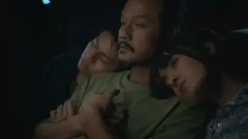 Backdrop to the movie "Ayah, Ini Arahnya Ke Mana, Ya?" #796717