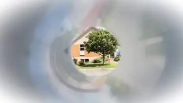 Backdrop to the movie "A Suburban Drone" #930006