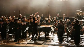Backdrop to the movie "Teodor Currentzis conducts Brahms and Mahler" #780751