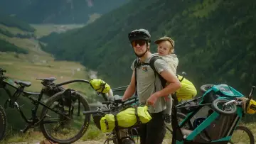 Backdrop to the movie "Emil & Karl – Little Wheels, Big Mountains" #824032