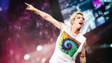 Backdrop to the movie "ONE OK ROCK DETOX JAPAN TOUR AT NISSAN STADIUM 2025 IN CINEMAS" #820379