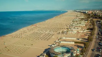Backdrop to the movie "Fronte Mare - Cent’anni di riviera romagnola" #980863