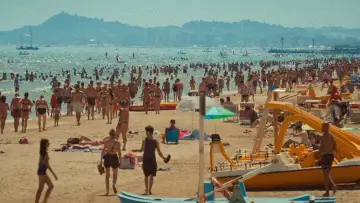 Backdrop to the movie "Fronte Mare - Cent’anni di riviera romagnola" #980865