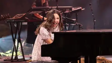 Backdrop to the movie "Billions Club Live with Olivia Rodrigo: A Concert Film" #823049