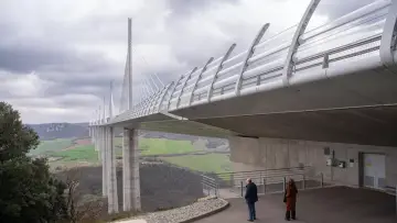 Backdrop to the movie "Meurtres à Millau" #1641926