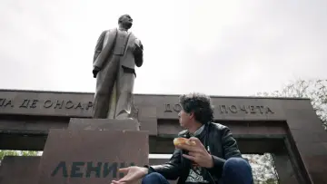 Backdrop to the movie "Lenin