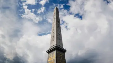 Backdrop to the movie "De Louxor à Paris : l