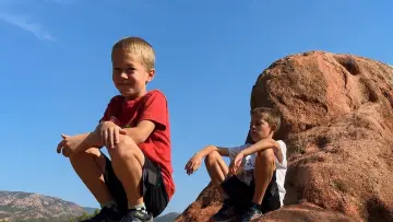 Backdrop to the movie "A Fun family hike" #957403
