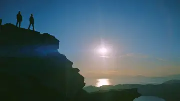 Backdrop to the movie "Sea of Glass" #1153682