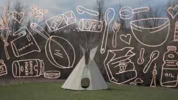 Backdrop to the movie "pahkwêsikan sâkihitowin: Bannock is Love" #1225366