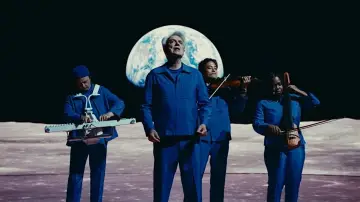 Backdrop to the movie "David Byrne: Who Is The Sky?" #1625129