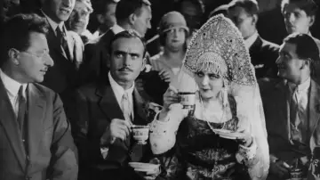 Backdrop to the movie "A Kiss from Mary Pickford" #1571979