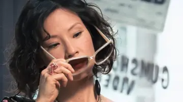 Backdrop to the movie "Watching the Detectives" #1079412