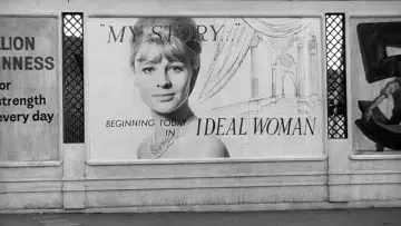 Backdrop to the movie "Darling" #692937