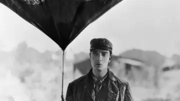 Backdrop to the movie "Steamboat Bill, Jr." #1092535