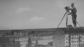 Backdrop to the movie "Man with a Movie Camera" #1047716