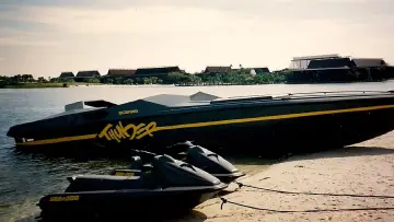 Backdrop to the movie "Thunder in Paradise" #1038599