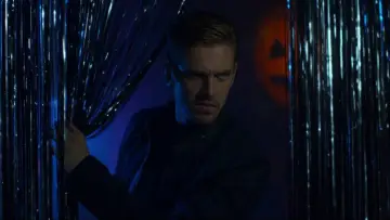 Backdrop to the movie "The Guest" #851142