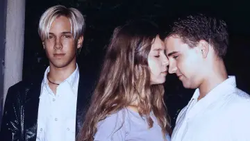 Backdrop to the movie "Kissing My Sister" #897644
