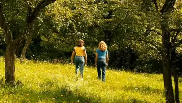 Backdrop to the movie "Summertime" #996087