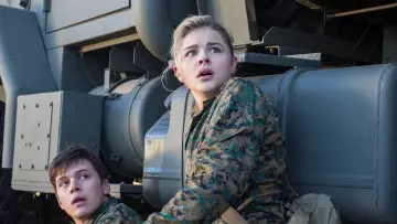 Backdrop to the movie "The 5th Wave" #703363