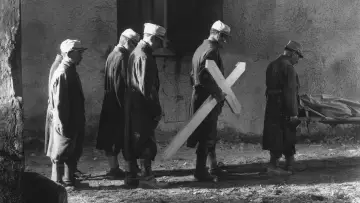 Backdrop to the movie "Wooden Crosses" #1149904