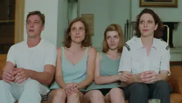 Backdrop to the movie "Dogtooth" #1647345