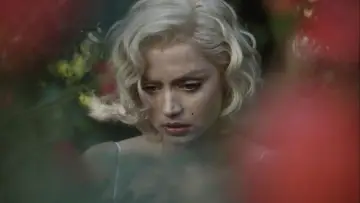 Backdrop to the movie "Blonde" #696870