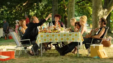 Backdrop to the movie "Family for Rent" #1144671