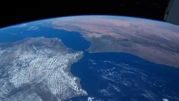 Backdrop to the movie "A Beautiful Planet" #417301