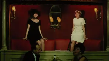 Backdrop to the movie "Daisies" #988114