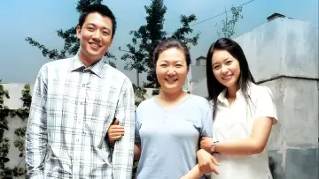 Backdrop to the movie "Sunflower" #922749