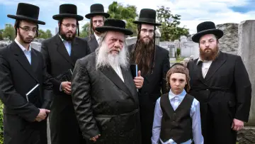 Backdrop to the movie "Menashe" #716231