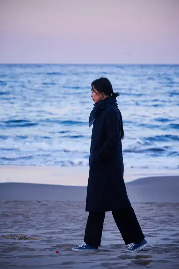Poster to the movie "On the Beach at Night Alone" #400073