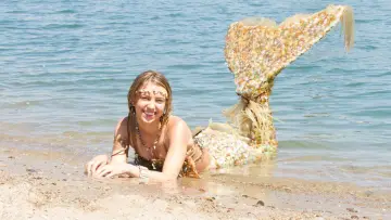 Backdrop to the movie "A Mermaid
