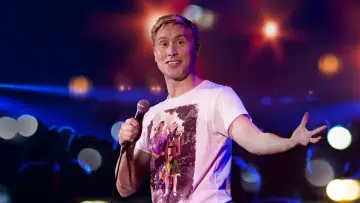 Backdrop to the movie "Russell Howard: Recalibrate" #1173774