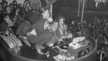 Backdrop to the movie "Studio 54" #462734