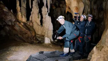 Backdrop to the movie "Cave of Forgotten Dreams" #1071635