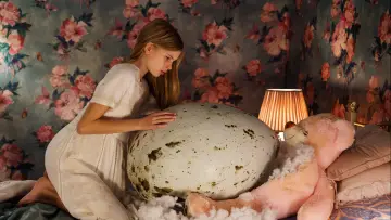Backdrop to the movie "Hatching" #291985