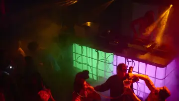 Backdrop to the movie "Ravers" #737822