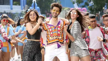Backdrop to the movie "Pati Patni Aur Woh" #817707