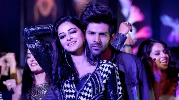 Backdrop to the movie "Pati Patni Aur Woh" #817713