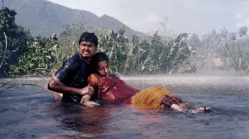 Backdrop to the movie "Ghilli" #1100794
