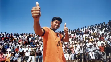 Backdrop to the movie "Ghilli" #1100843