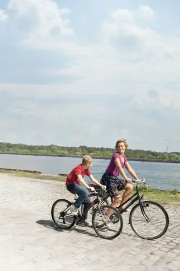 Poster to the movie "The Kid with a Bike" #990984