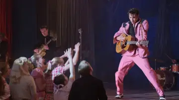Backdrop to the movie "Elvis" #635689